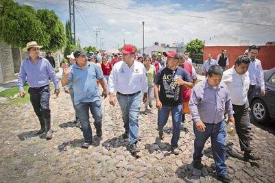 Agua arrastra 12 autos en Claustros del Parque