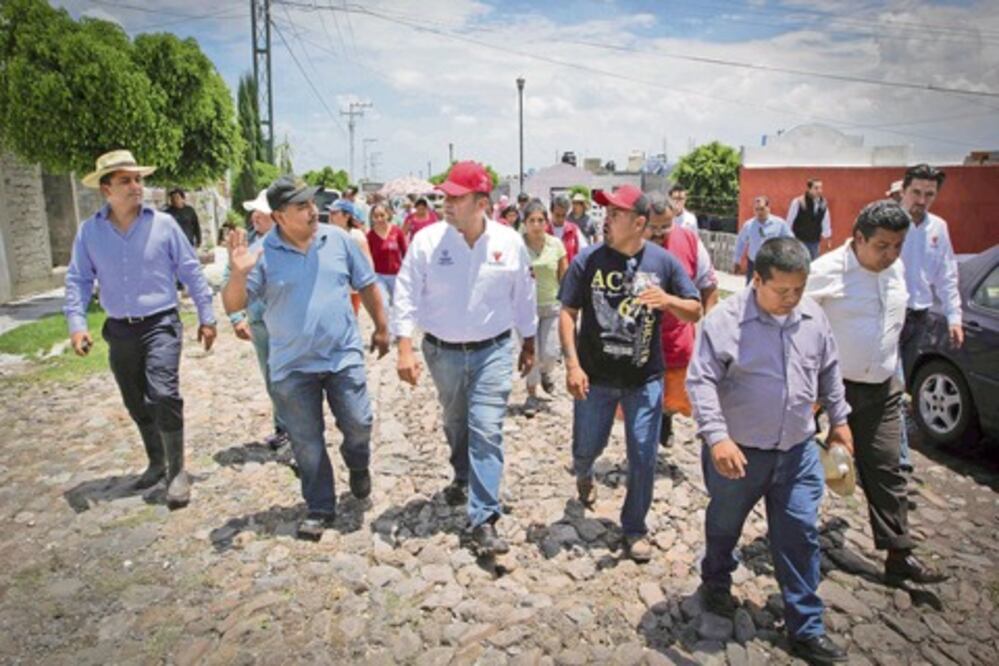 Agua arrastra 12 autos en Claustros del Parque