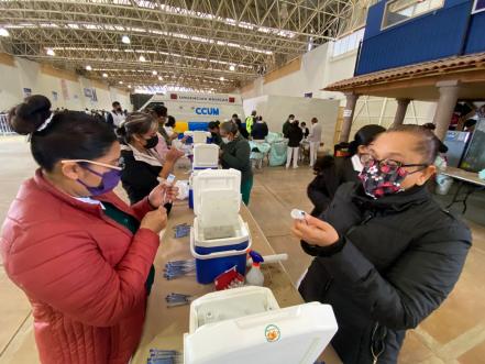 Ni el frío detiene a los profes que reciben el refuerzo contra el Covid-19 en Querétaro 