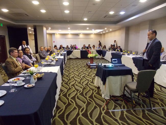 El director de Desarrollo de Negocios de Red Ambiental, Enrique Montenegro, se reunió con integrantes de la Fecapeq (DOMINGO VALDEZ. EL UNIVERSAL)