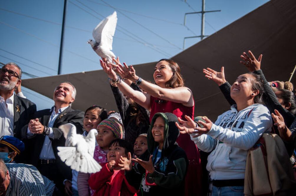 La presidenta del Patronato del Sistema Estatal para el Desarrollo de la Familia, Karina Castro, alentó a los pequeños pacientes a seguir adelante (ARCHIVO. EL UNIVERSAL)