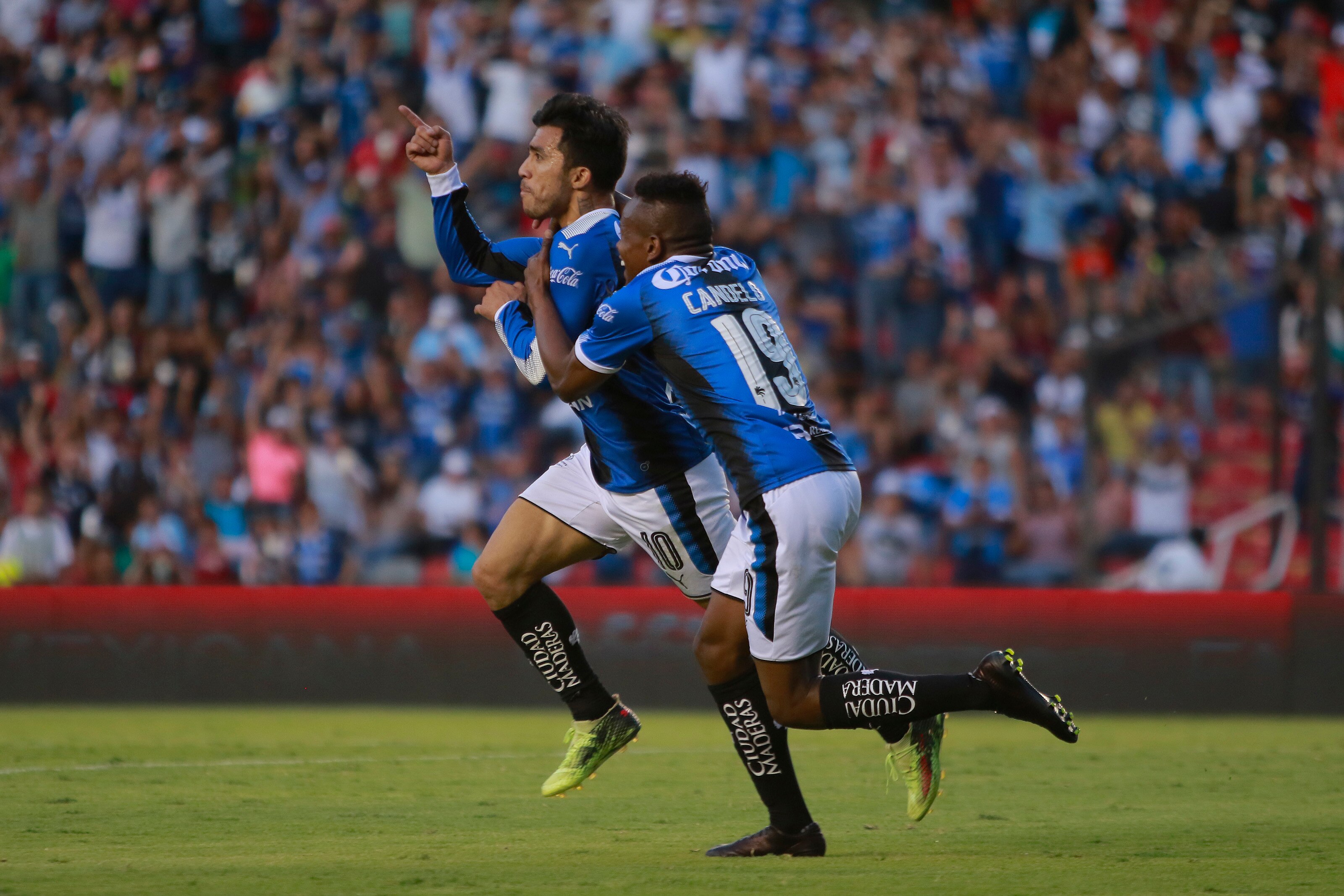 Gallos consigue su primera victoria de la temporada como local