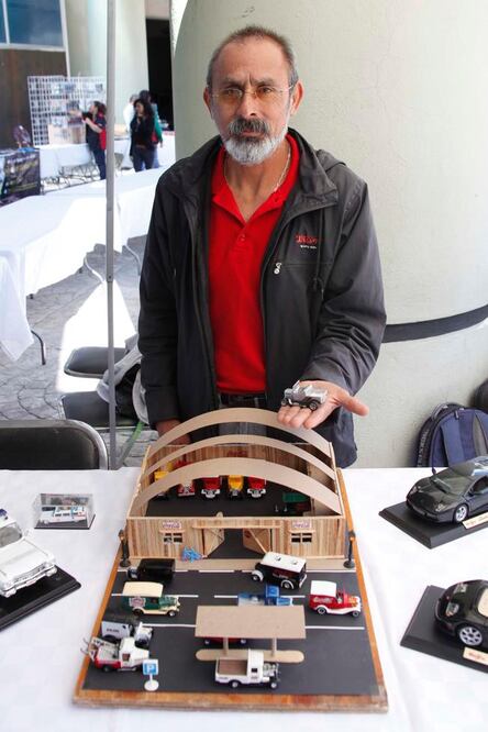 Eduardo intercala su oficio como taxista con la pasión de rediseñar autos pequeños. (FOTOS GUILLERMO GONZÁLEZ. EL UNIVERSAL)
