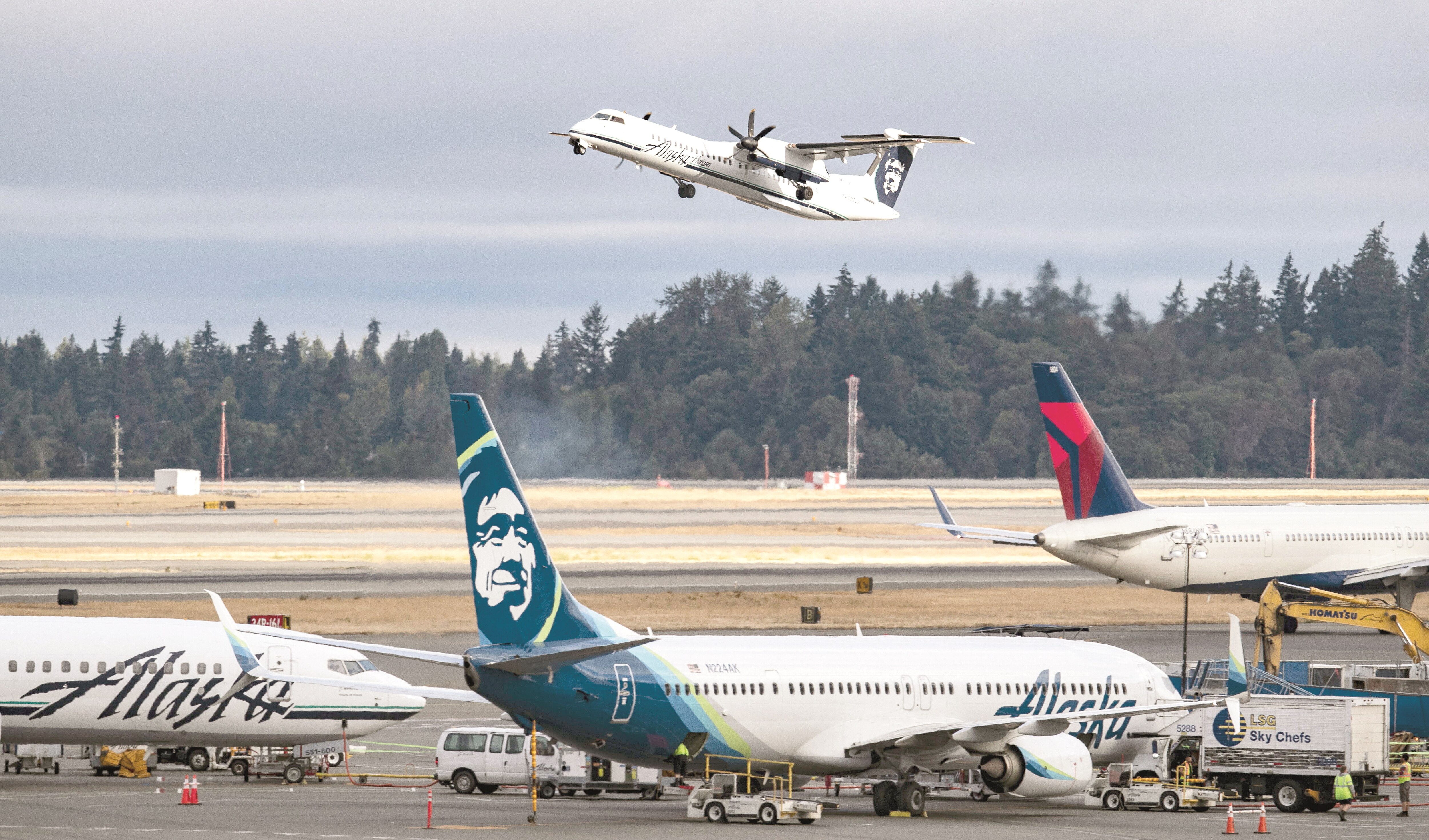 Imagen del aeropuerto internacional Seattle-Tacoma en Washington, donde el viernes un empleado hizo despegar un avión con fines suicidas. (Stephen Brashear, EFE)