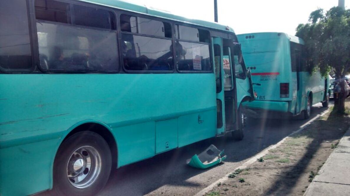 Transporte público choca contra un autobús