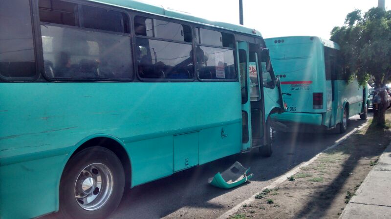 Transporte público choca contra un autobús