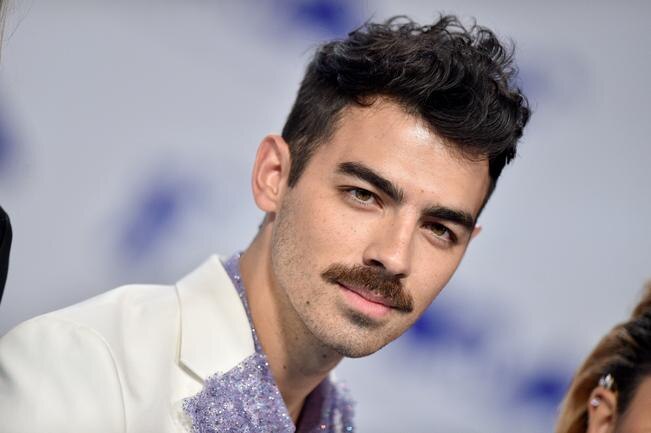 El bigote de Joe Jonas causa revuelo