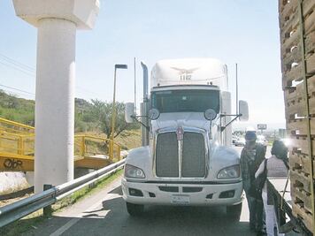 Tráiler arrastra a automóvil