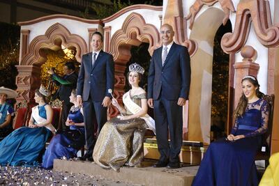 Coronan a la Reina de la Navidad