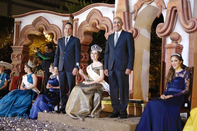 Coronan a la Reina de la Navidad