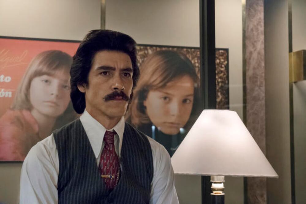 El papá del cantante vuelve a aparecer como el villano de la semana. / Foto: Netflix