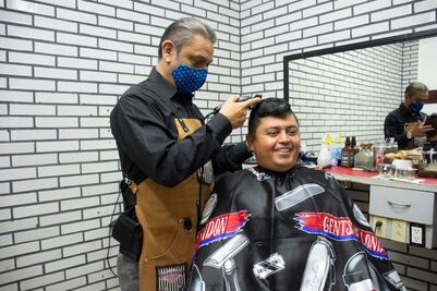 Charly, el peluquero de confianza de los policías de Querétaro