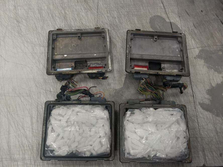 Detectaron dos computadoras automotrices al interior de una caja de cartón, con un envoltorio de plástico cada una. FOTO: CORTESÍA