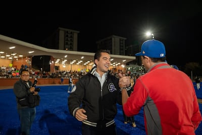 Felifer Macías entrega la reconstrucción del campo de béisbol de la Unidad Deportiva Josefa Ortiz