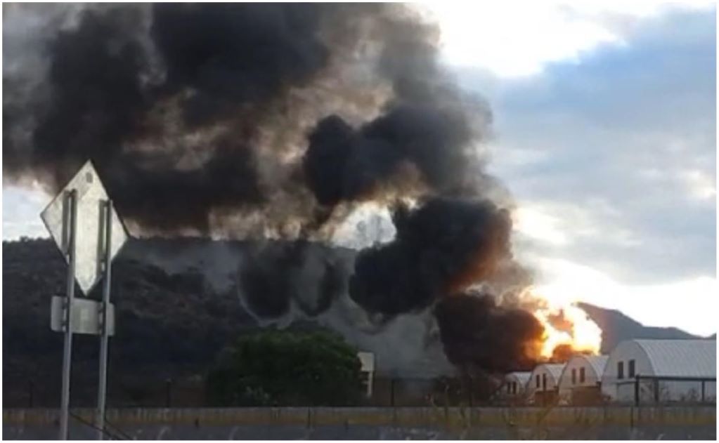 Continúa cierre de circulación en la autopista México-Querétaro por incendio de ducto de gas