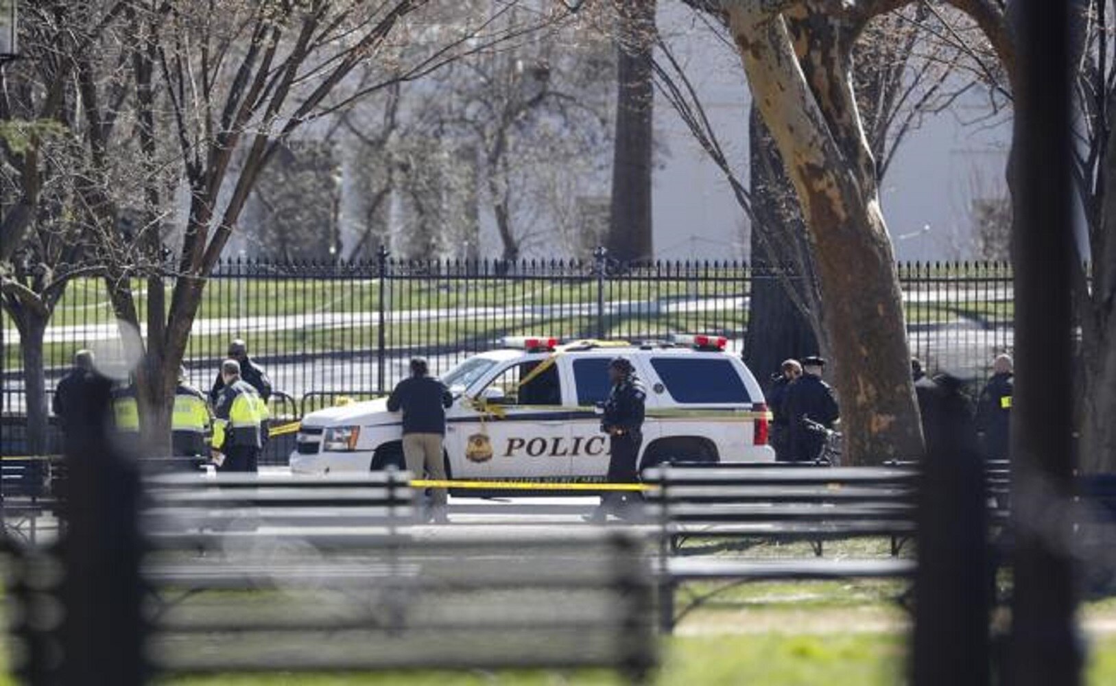 Policías cortaron la circulación en calles cercanas a la Casa Blanca por el incidente. (Foto: AP)