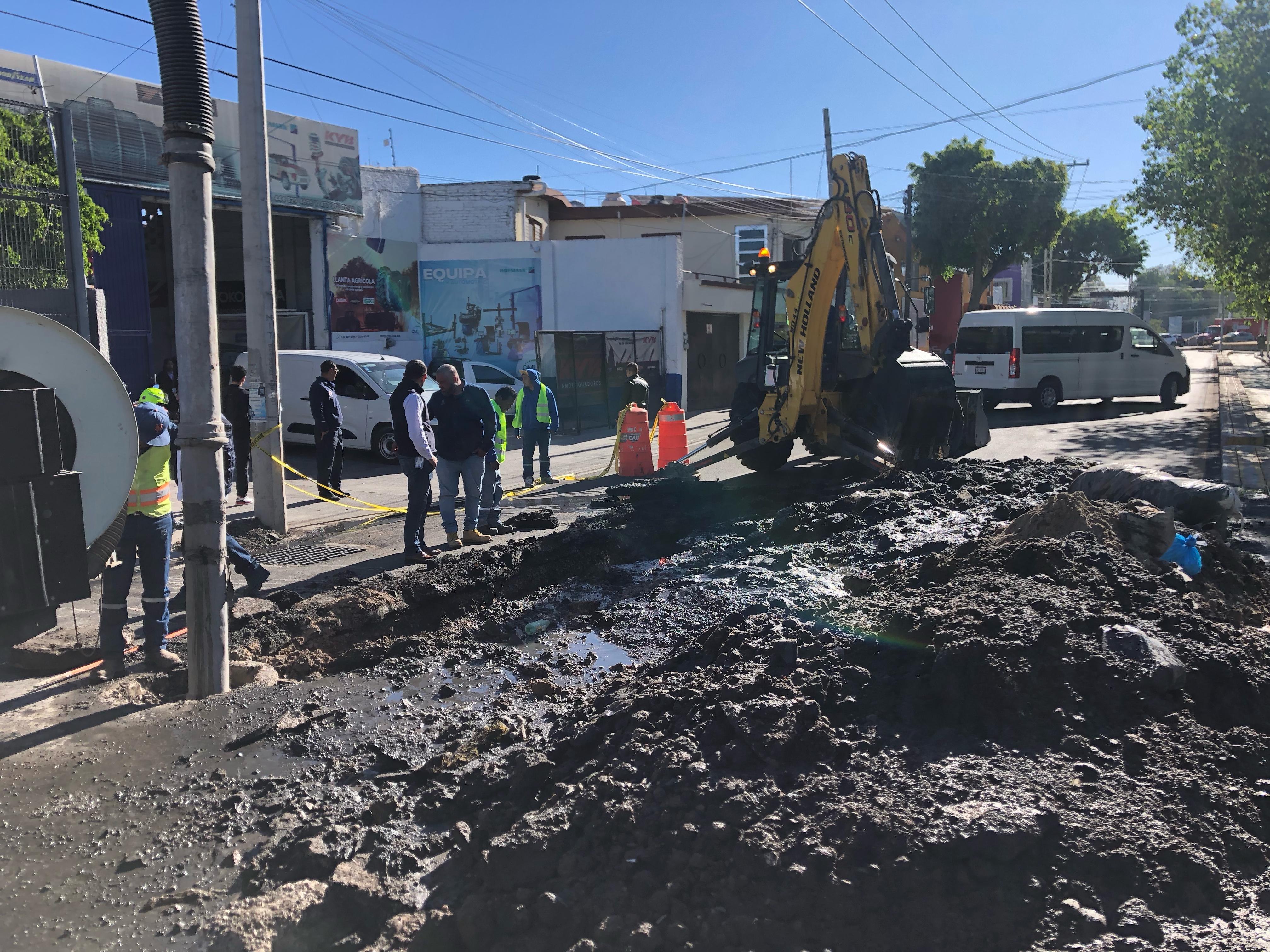 Cierran Avenida Universidad en Querétaro por socavón; reparación podría extenderse