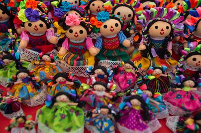 Lanzan una muñeca sin cabello