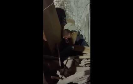 Captan en Guanajuato a hombre comiéndose un perrito