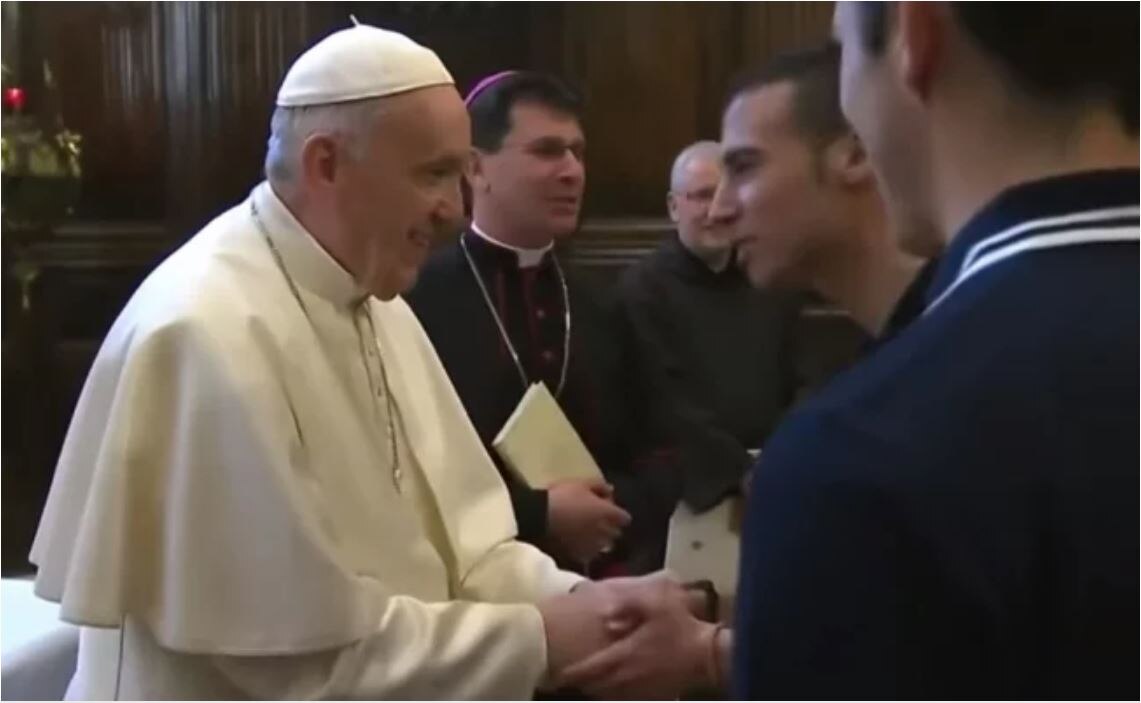 Papa Francisco "torea" a feligreses por evitar que le besen el "Anillo del Pescador"