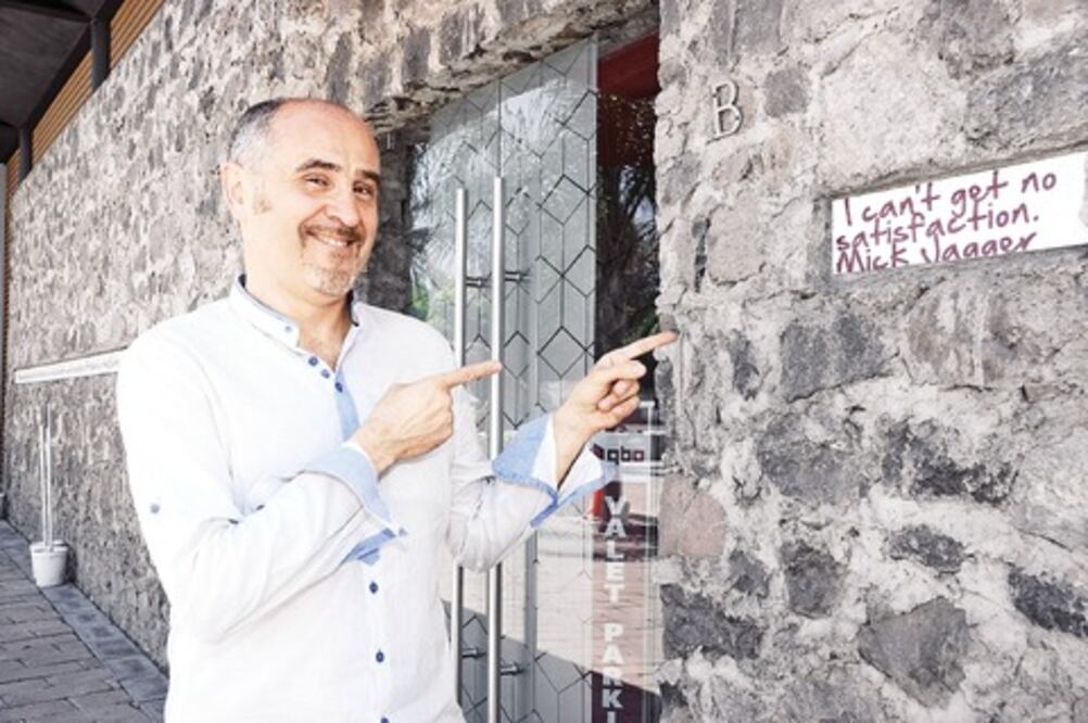 Hace cantar a su corazón