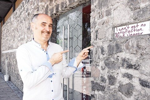 Hace cantar a su corazón