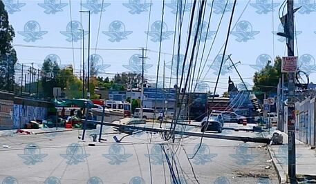 Viento derriba poste y provoca cierre vial cerca del Mercado de Abasto