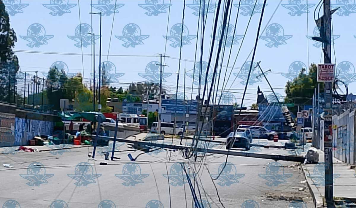 Viento derriba poste y provoca cierre vial cerca del Mercado de Abasto