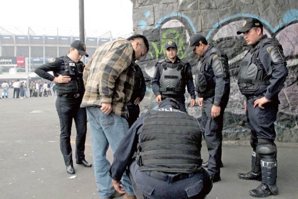 Reventa ‘dribla’ a policía en el Azteca
