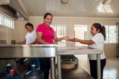 Por su hijo se mete... hasta a  la cocina