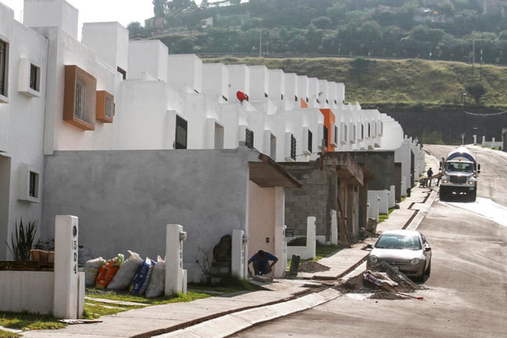 Este año, el municipio espera obtener 960 millones de pesos por tal gravamen, que se aplica a quienes desean comprar o vender algún inmueble. (ARCHIVO EL UNIVERSAL)