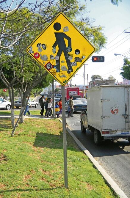 "Stickeros" gastan $400 al mes, afirman