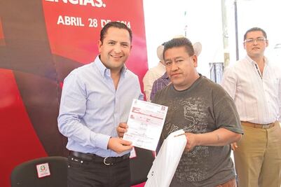 Entregan licencias a comerciantes de La Peña