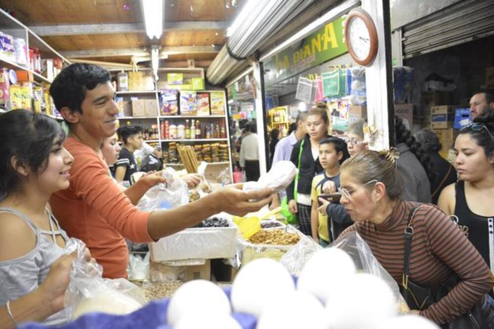 Las personas abarrotaron el mercado un día antes del 24 de diciembre para preparar la tradicional cena de Navidad y aprovechar para reunirse con sus seres queridos. Foto: Mario Valdés