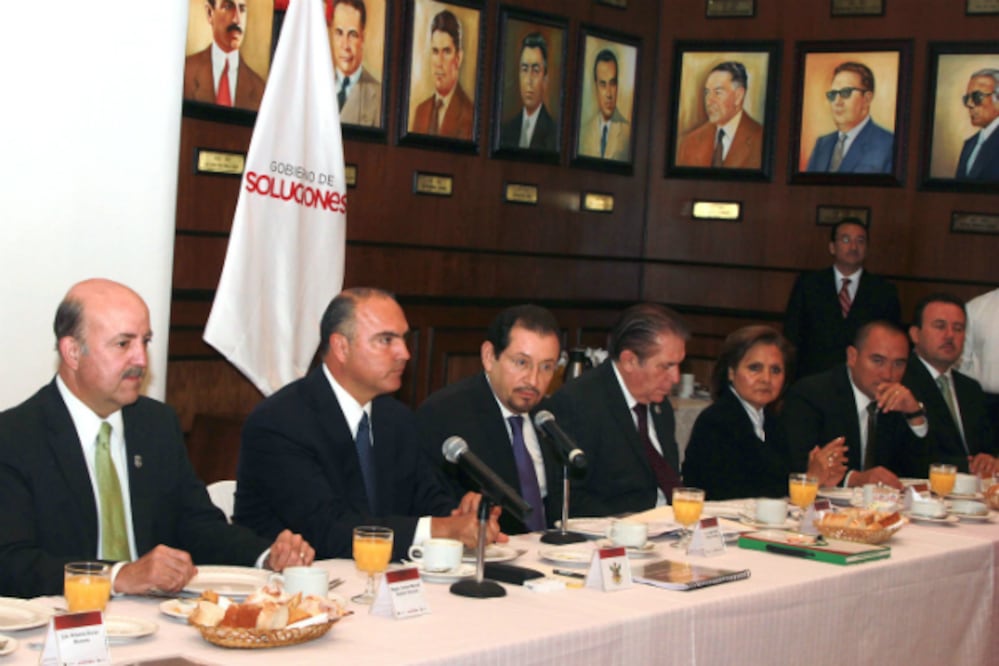 Se reúnen gobernador y alcaldes