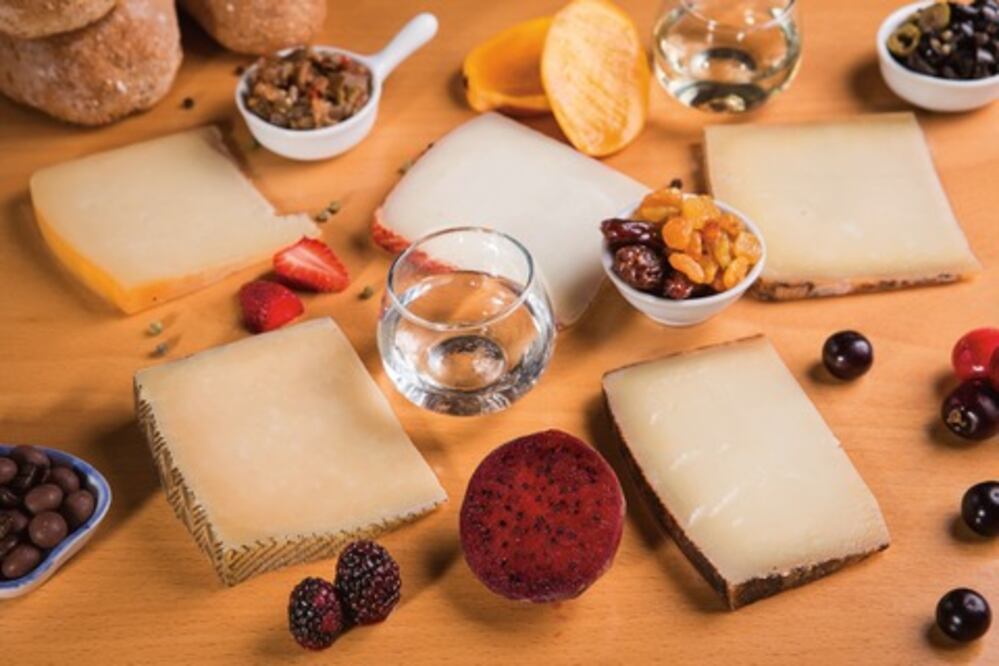 Cómplices en la mesa