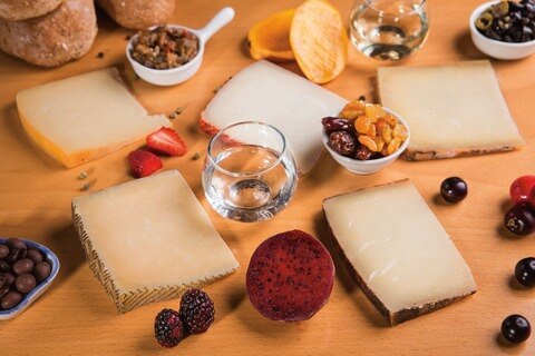 Cómplices en la mesa