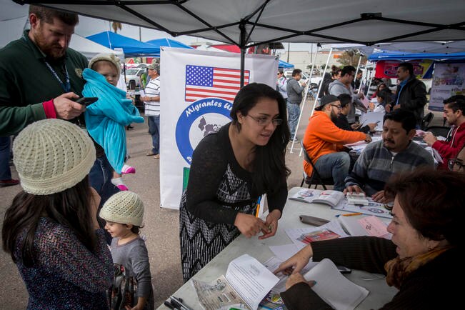 Entre las autoridades presentes en los módulos de Laredo estuvieron de la CNDH y del Consulado de México (Fotos: DEMIAN CHÁVEZ)