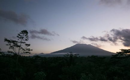 Huyen miles de personas por inminente erupción de volcán en Indonesia