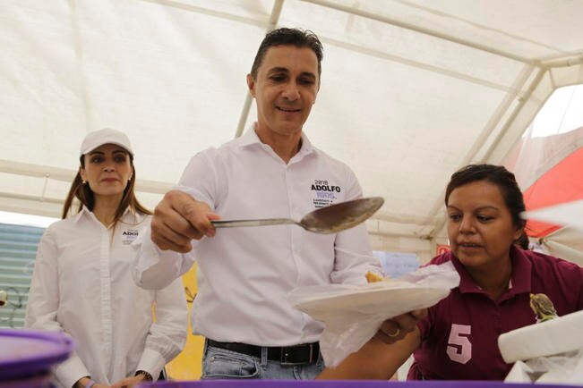 Adolfo Ríos, candidato a la alcaldía de Querétaro, con productores locales de balones en la comunidad de San Miguelito.