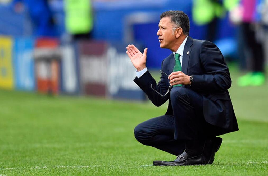Osorio trata de minimizar el 0-7 con Chile. (MARTIN MEISSNER. AP)