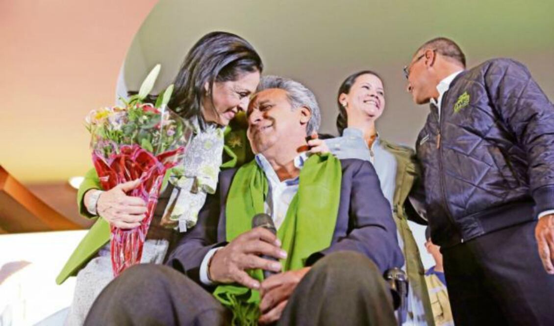 Lenín Moreno, candidato a la presidencia ecuatoriana por el oficialista movimiento Alianza País, con su esposa Rocio González, ayer en Quito (ROBERT PUGLIA. EFE)