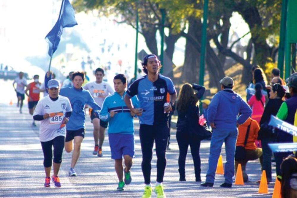 Se vive una fiesta en la Carrera Gallos 2014