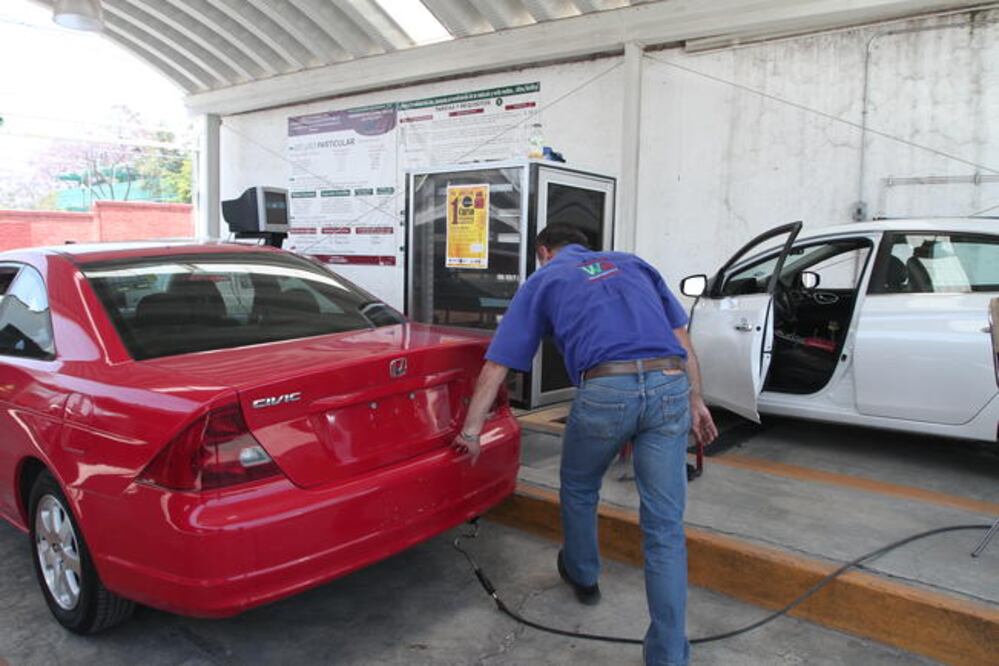 Para la actualización de cada uno de los centros de verificación se requiere una inversión de 500 mil pesos; el 1 de enero empieza el retiro de concesiones (CÉSAR GÓMEZ. EL UNIVERSAL)