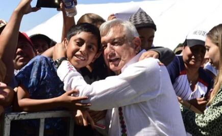 A pesar de medidas por coronavirus, AMLO reparte besos y abrazos en Macuspana