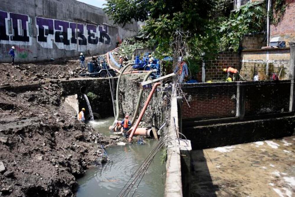 Luego de las lluvias, el agua superó una barda de seis metros de altura y después subió otro metro para inundar jardines y las paredes de una casa cerca de la vía (TONY RIVERA. EL UNIVERSAL)