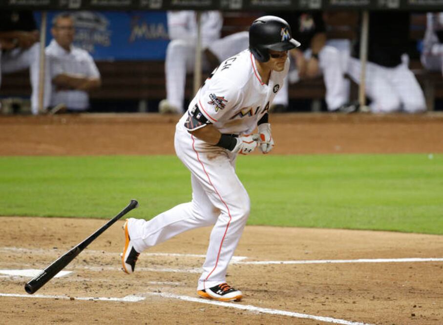 Derek Dietrich se voló la barda e impulsó tres ante Cincinnati (LYNNE SLADKY. AP)