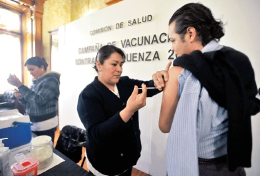 Vacunan a  legisladores