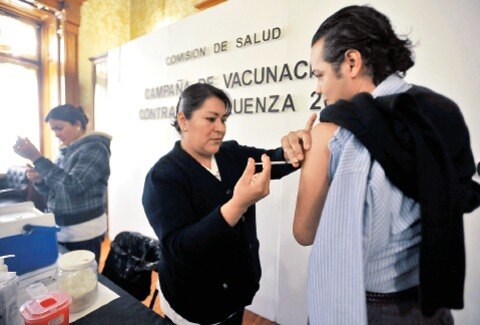 Vacunan a  legisladores