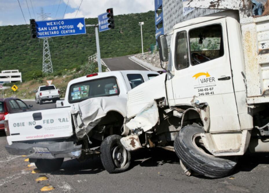 Torton embiste a camioneta 